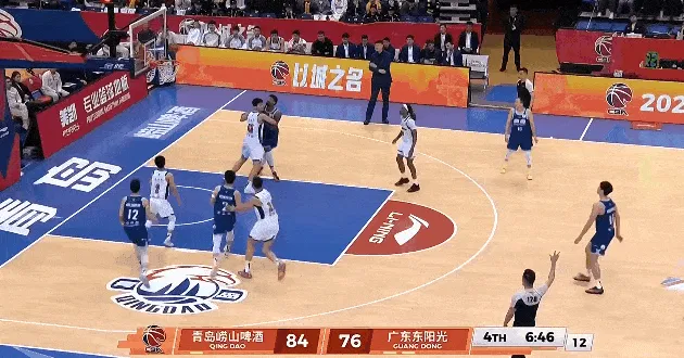 kaiyun sports-段昂君身后抢篮板撞到徐杰膝盖，徐杰小腿不适被换下场